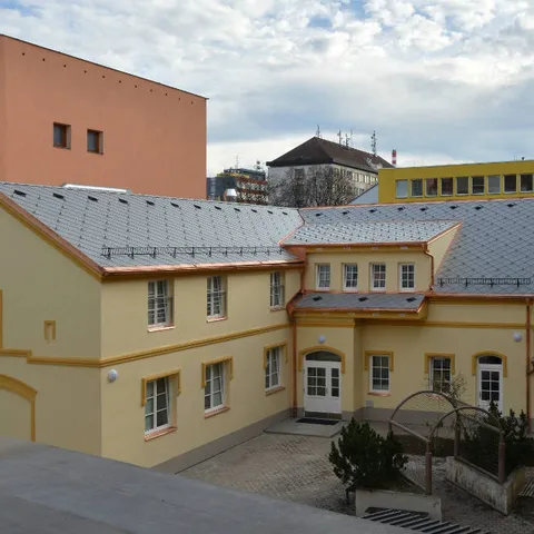 Domeček ve dvoře budovy na Senovážném náměstí