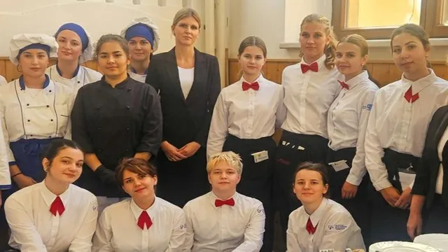 Naši žáci zajistili slavnostní raut k 80. výročí zdravotnické školy