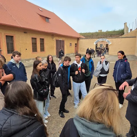 Studenti učebních a nástavbových oborů uctili památku obětí v Terezíně